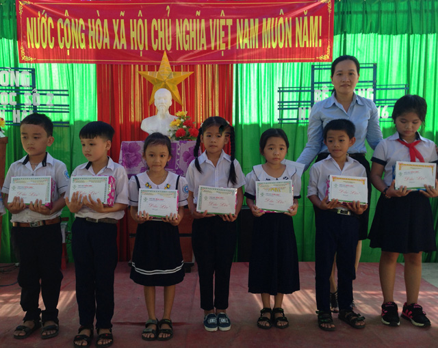 Nhận thưởng 1.jpg