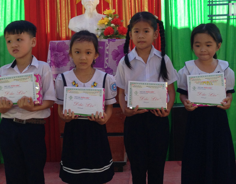 Nhận thưởng 2.jpg